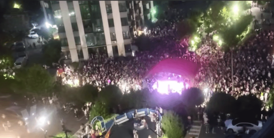 На Софиевской Борщаговке в день атаки РФ и гибели людей состоялся громкий концерт YakTak: как отреагировали в КОВА