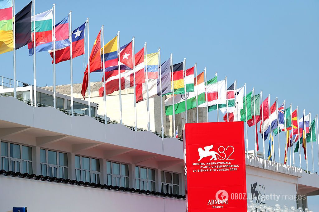 Скандал на Венеційському кінофестивалі: над червоною доріжкою замайорів російський прапор. Фото