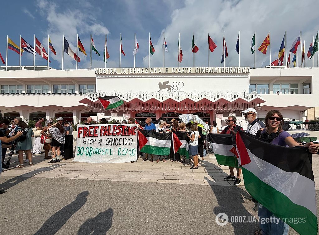 Скандал на Венеційському кінофестивалі: над червоною доріжкою замайорів російський прапор. Фото