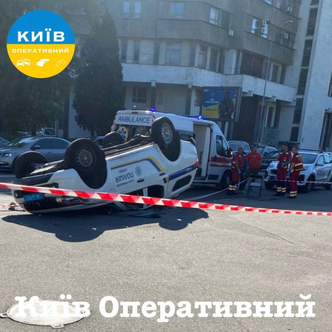 У Києві сталась аварія за участі авто поліції: загинув правоохоронець. Усі подробиці та фото