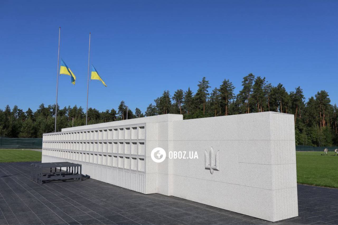 Зеленский принял участие в открытии мемориального военного кладбища под Киевом: там провели в последний путь Героев. Фото и видео