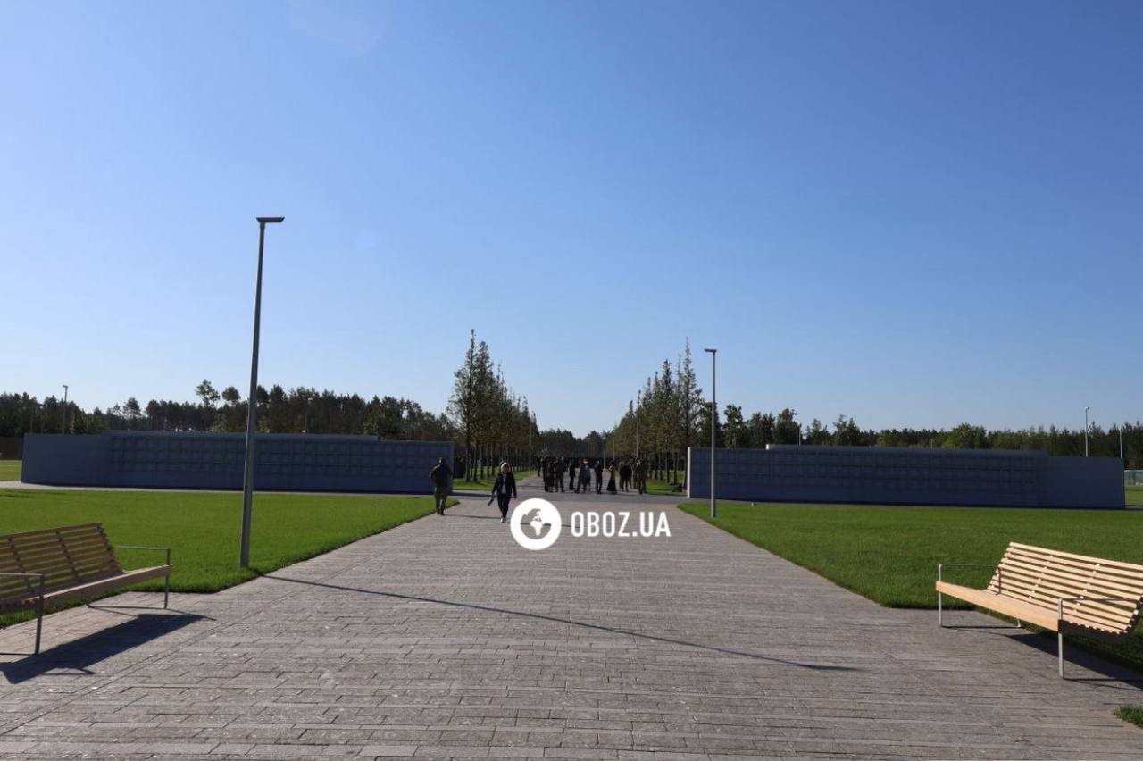 Зеленский принял участие в открытии мемориального военного кладбища под Киевом: там провели в последний путь Героев. Фото и видео