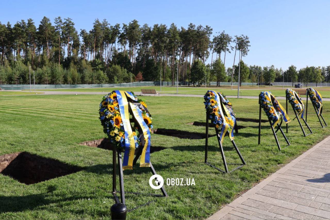 Зеленский принял участие в открытии мемориального военного кладбища под Киевом: там провели в последний путь Героев. Фото и видео