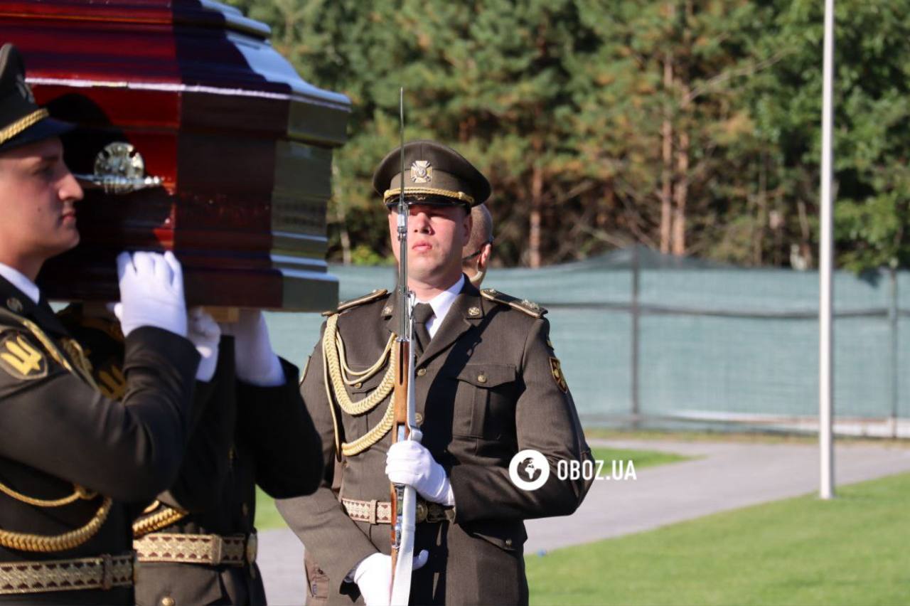 Зеленский принял участие в открытии мемориального военного кладбища под Киевом: там провели в последний путь Героев. Фото и видео