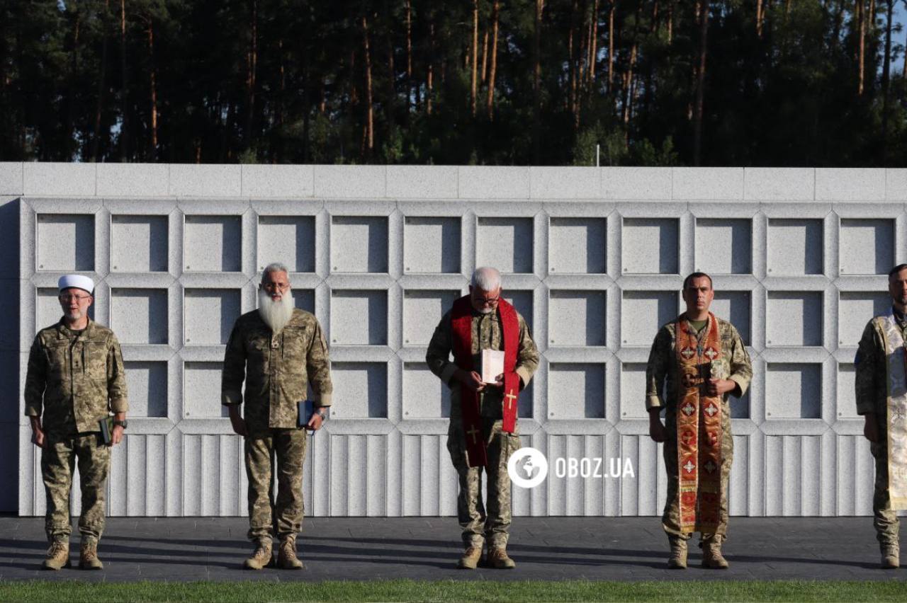 Зеленский принял участие в открытии мемориального военного кладбища под Киевом: там провели в последний путь Героев. Фото и видео
