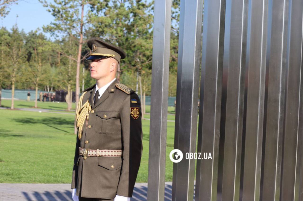 Зеленский принял участие в открытии мемориального военного кладбища под Киевом: там провели в последний путь Героев. Фото и видео