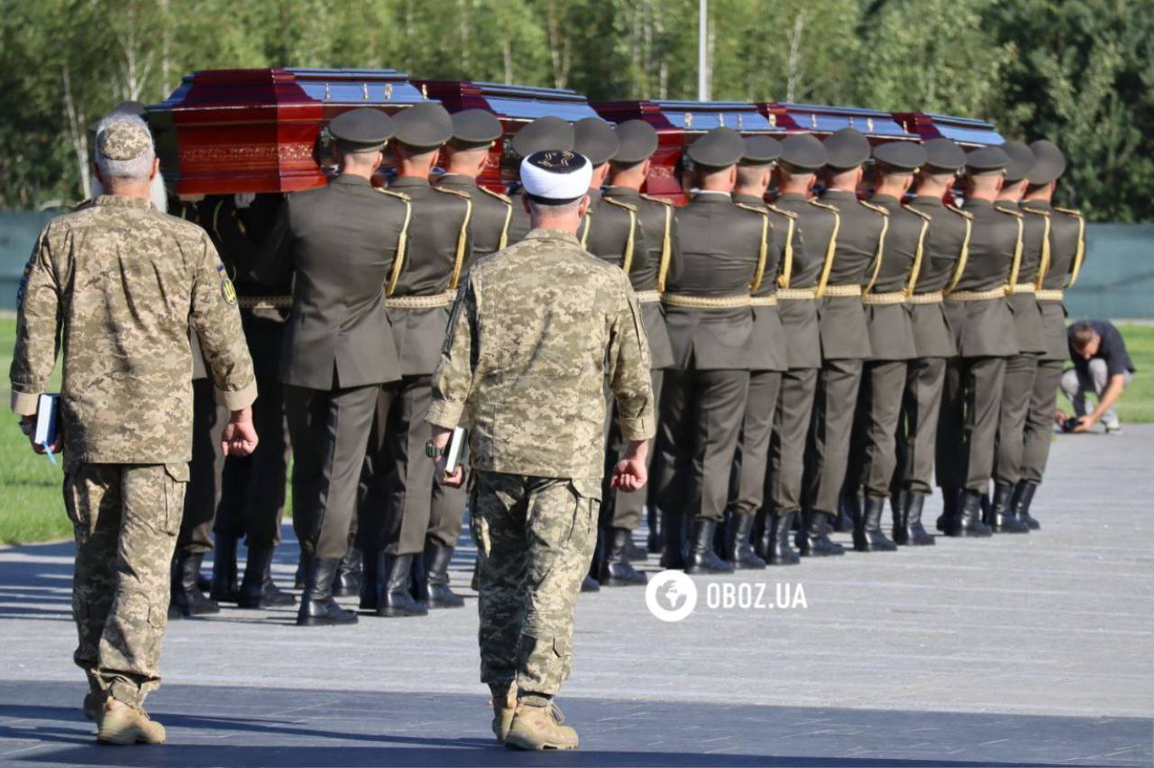 Зеленский принял участие в открытии мемориального военного кладбища под Киевом: там провели в последний путь Героев. Фото и видео