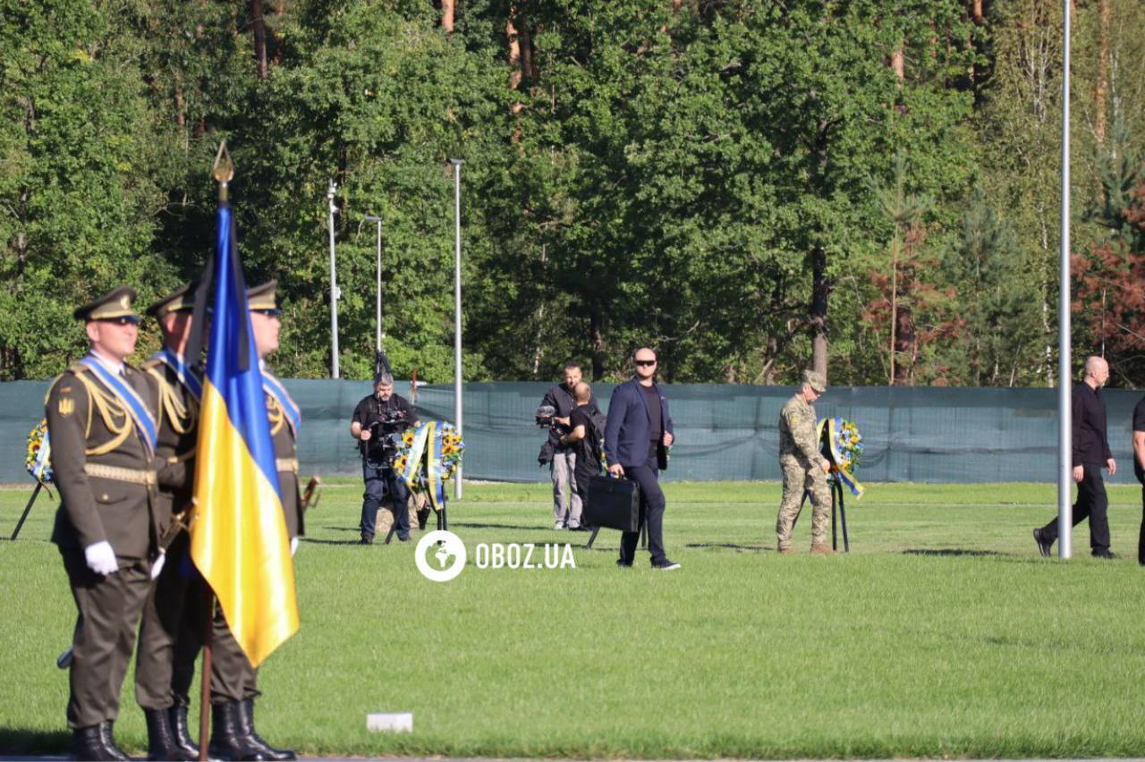 Зеленский принял участие в открытии мемориального военного кладбища под Киевом: там провели в последний путь Героев. Фото и видео