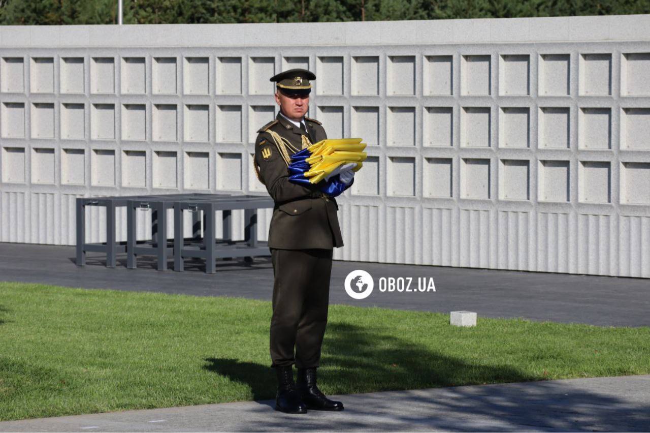 Зеленский принял участие в открытии мемориального военного кладбища под Киевом: там провели в последний путь Героев. Фото и видео