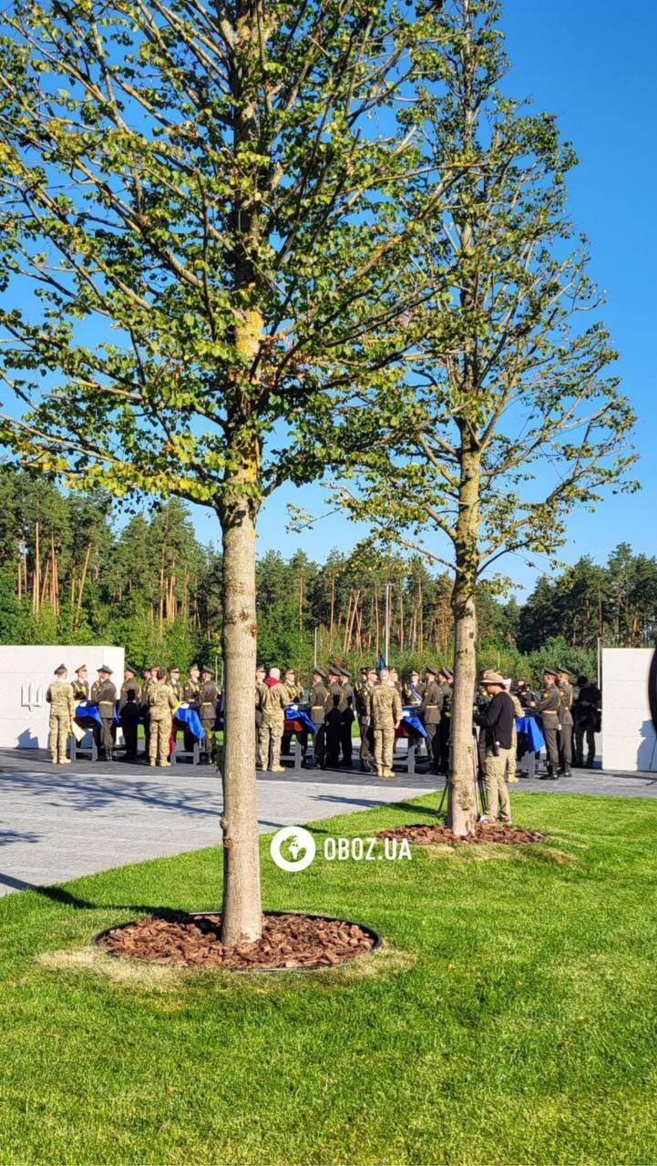 Зеленский принял участие в открытии мемориального военного кладбища под Киевом: там провели в последний путь Героев. Фото и видео