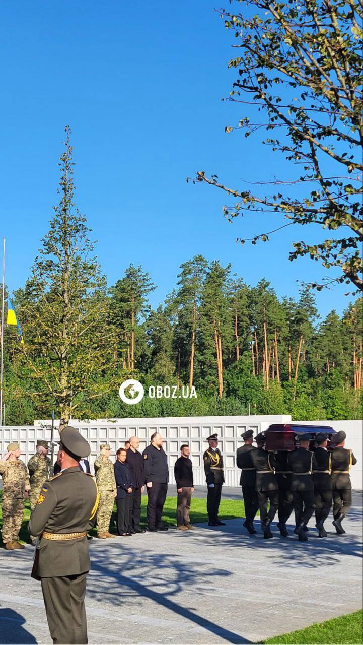 Зеленский принял участие в открытии мемориального военного кладбища под Киевом: там провели в последний путь Героев. Фото и видео