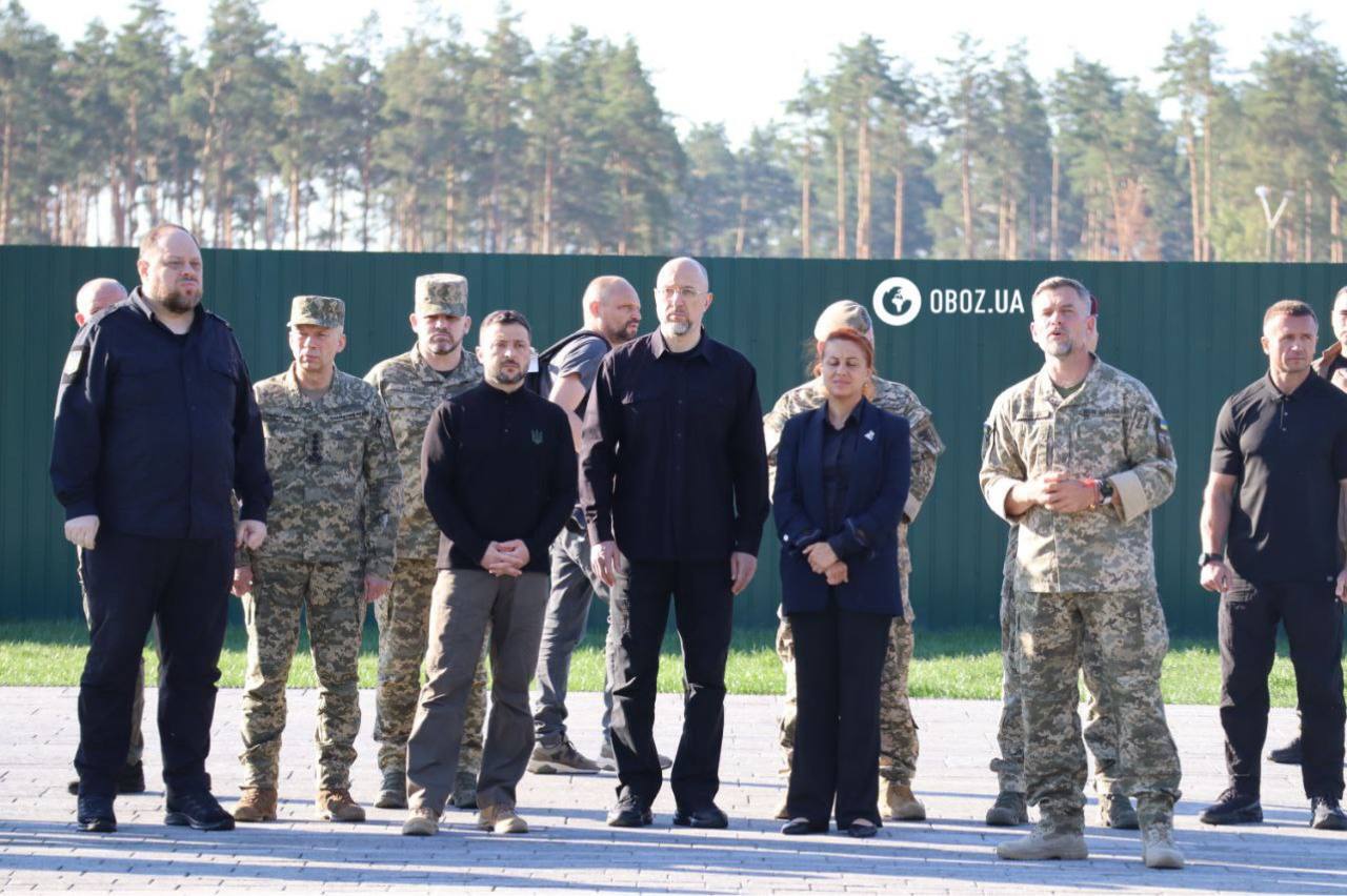 Зеленский принял участие в открытии мемориального военного кладбища под Киевом: там провели в последний путь Героев. Фото и видео