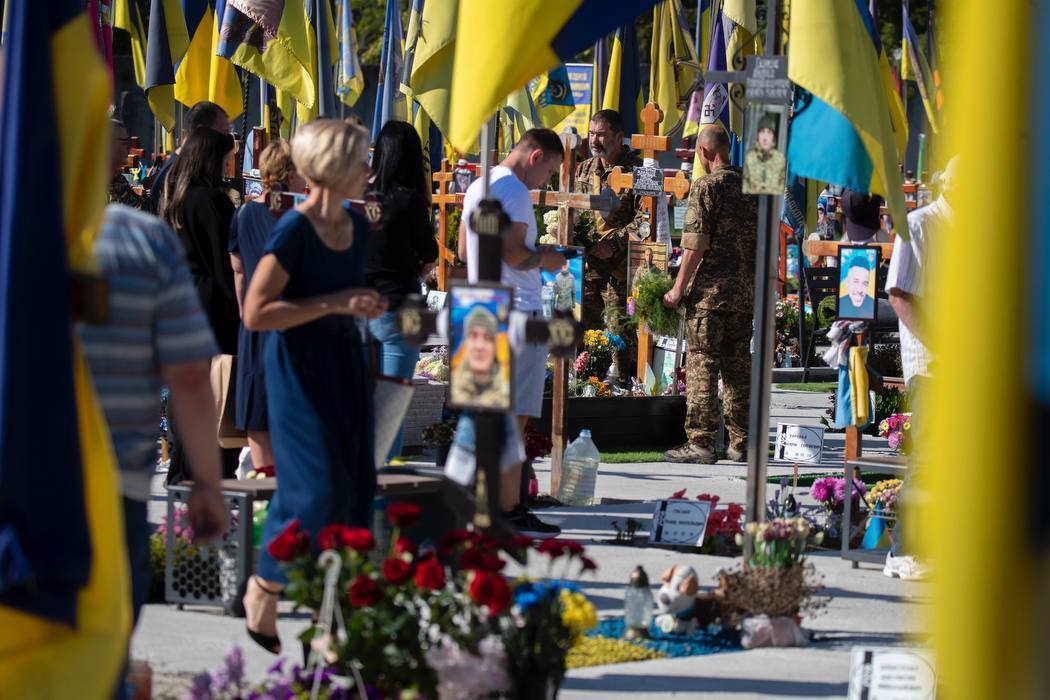 Главный элемент – казацкий крест: в Киеве на Берковецком кладбище открыли второй мемориал