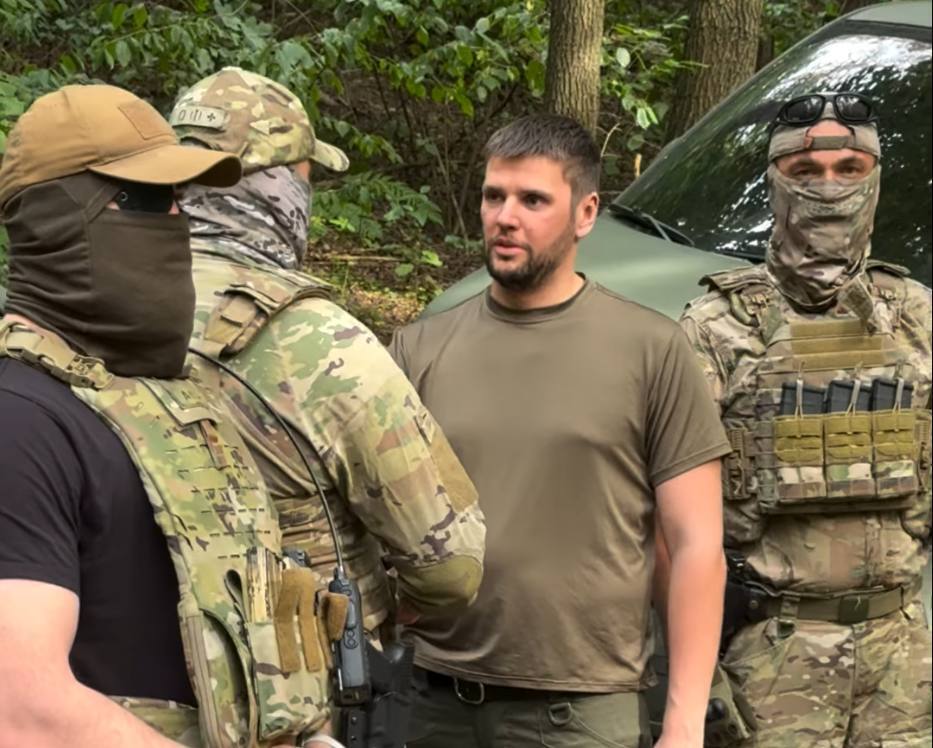 Бизнесмен Шухнин Антон приобрел для разведчиков внедорожник и призвал коллег также отдавать часть прибыли защитникам