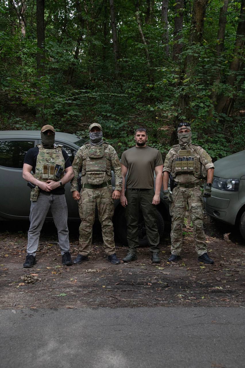 Бизнесмен Шухнин Антон приобрел для разведчиков внедорожник и призвал коллег также отдавать часть прибыли защитникам