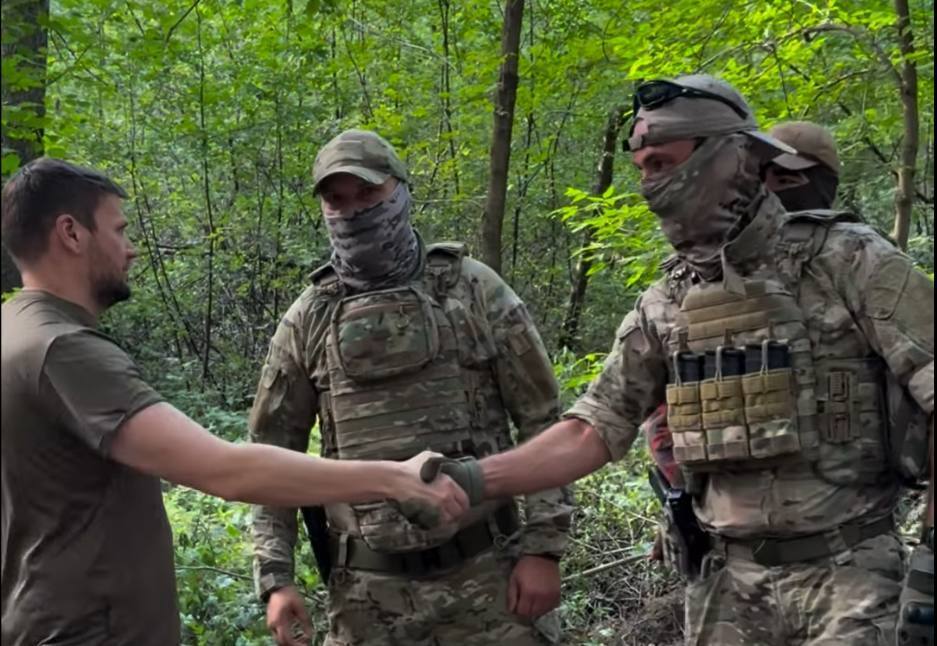 Бизнесмен Шухнин Антон приобрел для разведчиков внедорожник и призвал коллег также отдавать часть прибыли защитникам