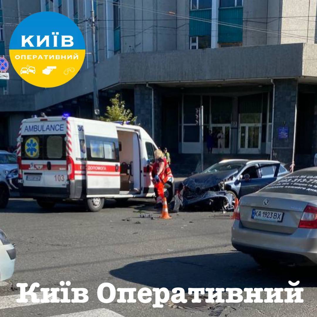 У Києві сталась аварія за участі авто поліції: загинув правоохоронець. Усі подробиці та фото
