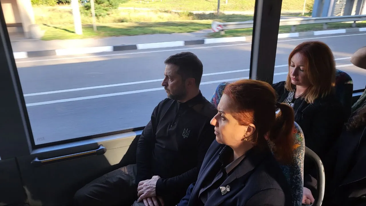 Зеленский и Калмыкова проехались на автобусе из Киева в Мархалевку. Фото и видео