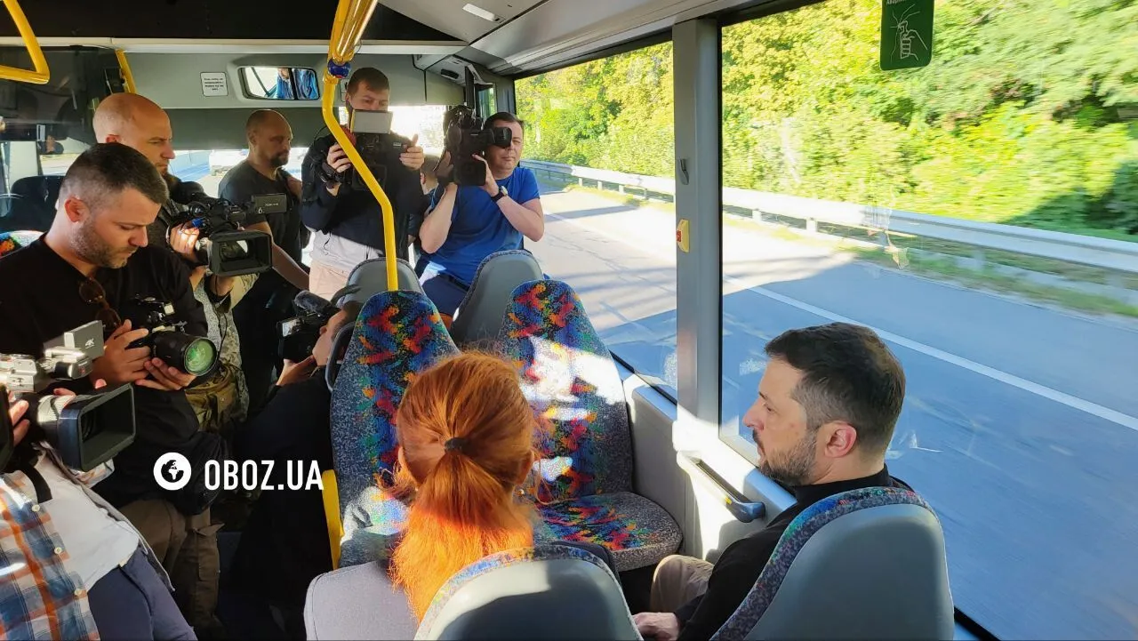 Зеленский и Калмыкова проехались на автобусе из Киева в Мархалевку. Фото и видео