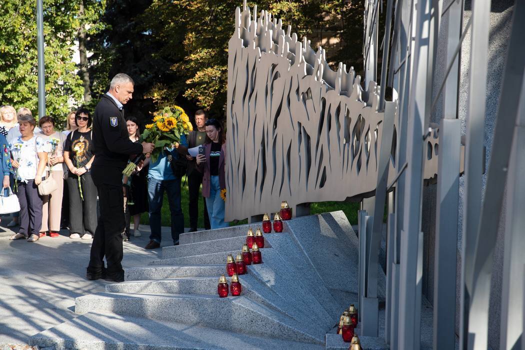 У День пам’яті захисників Віталій Кличко вшанував полеглих Героїв. Фото