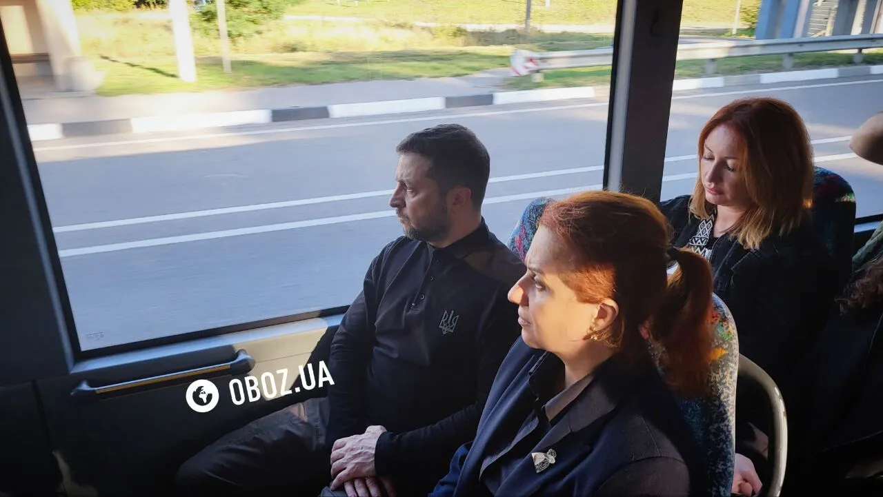 Зеленский и Калмыкова проехались на автобусе из Киева в Мархалевку. Фото и видео