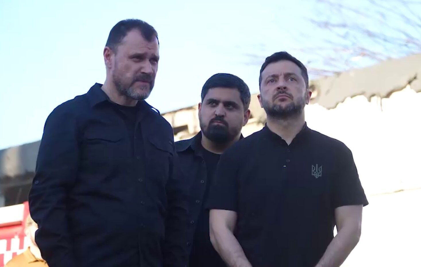 "Вбивство дітей замість миру": Зеленський вшанував пам’ять загиблих на місці влучання балістики у Києві. Відео