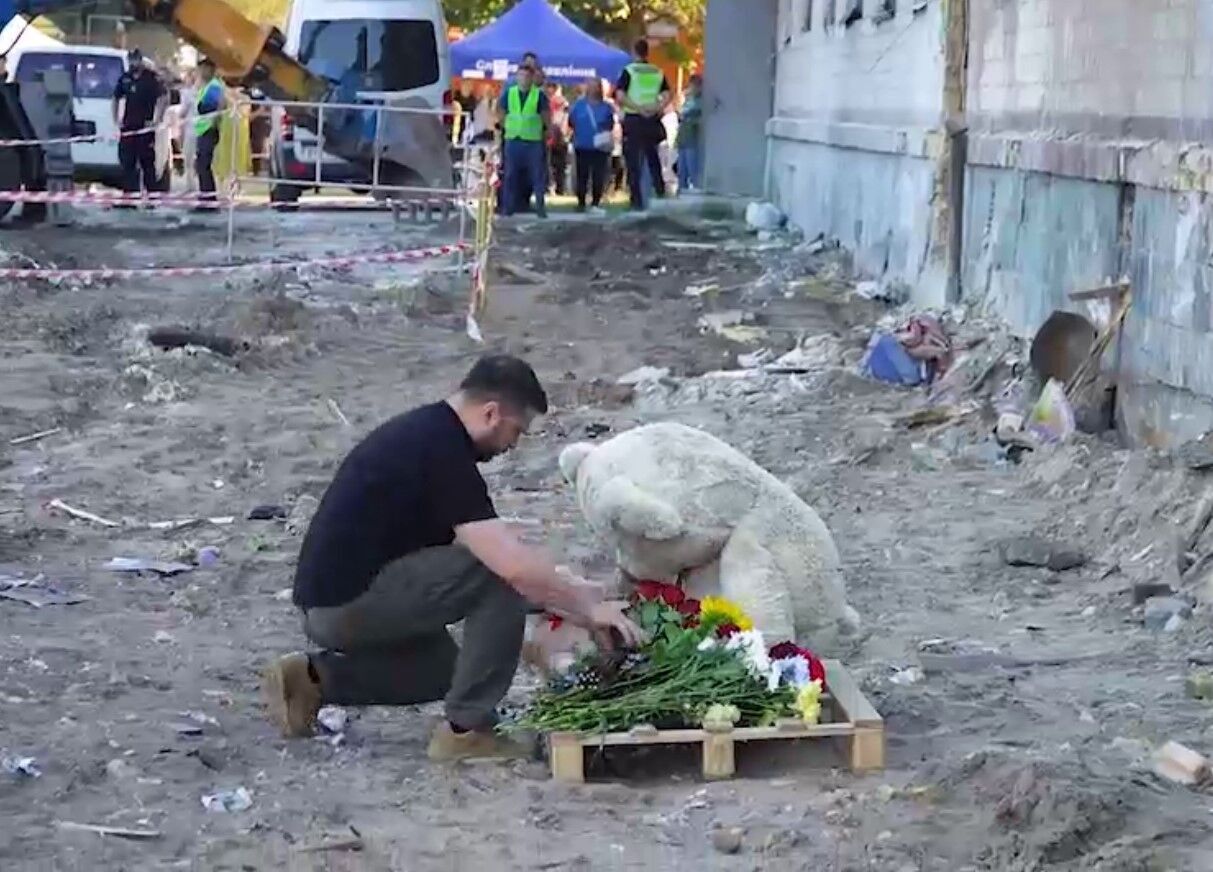 "Вбивство дітей замість миру": Зеленський вшанував пам’ять загиблих на місці влучання балістики у Києві. Відео