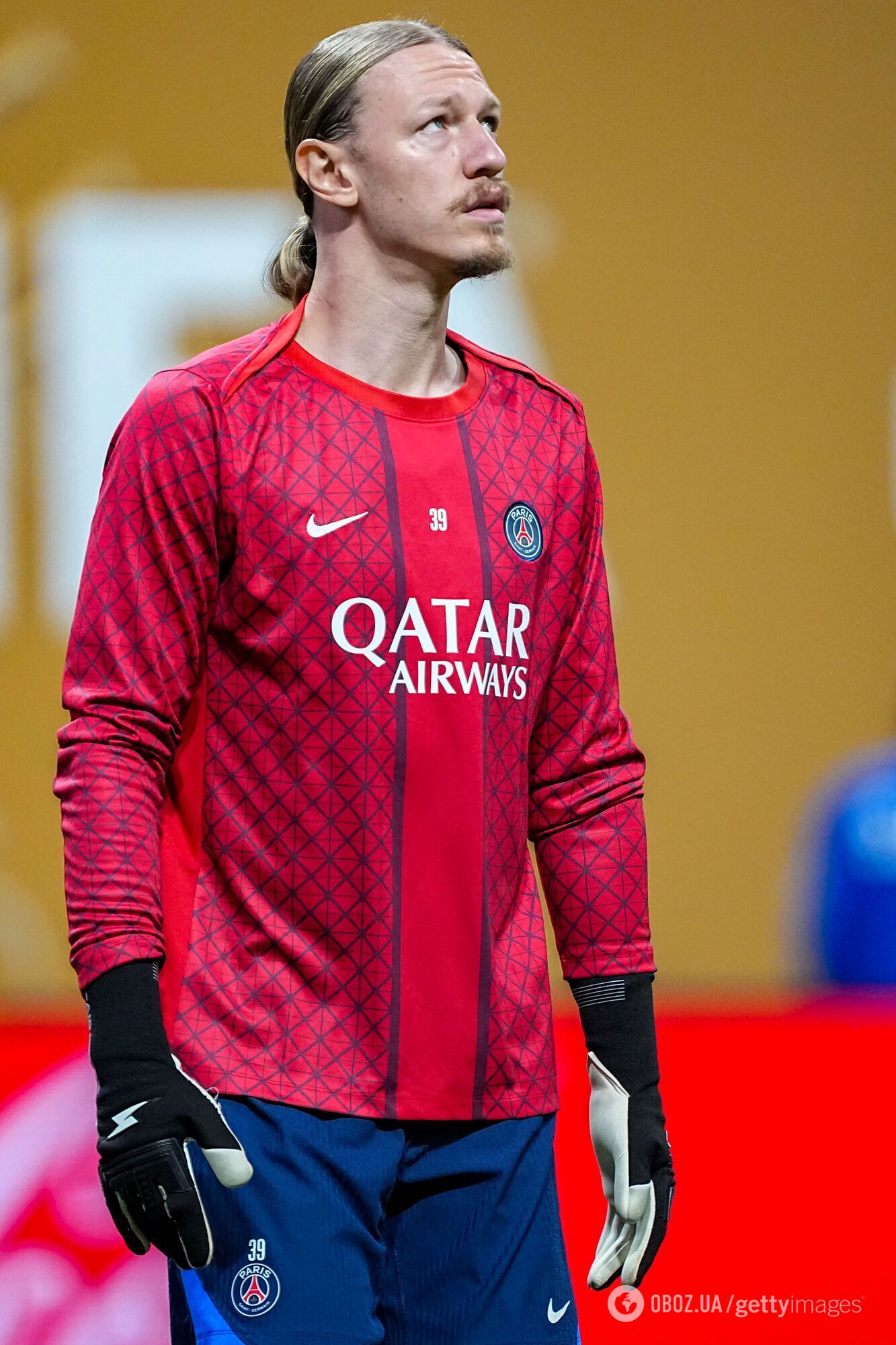 Голкипер сборной РФ отказался возвращаться в Россию из "дискомфортного" Парижа