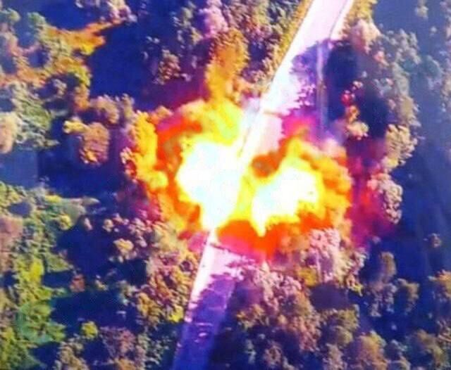 На Брянщине пилот FPV-дрона взорвал мост, который заминировали сами же россияне: три села оказались отрезанными от РФ. Фото и видео