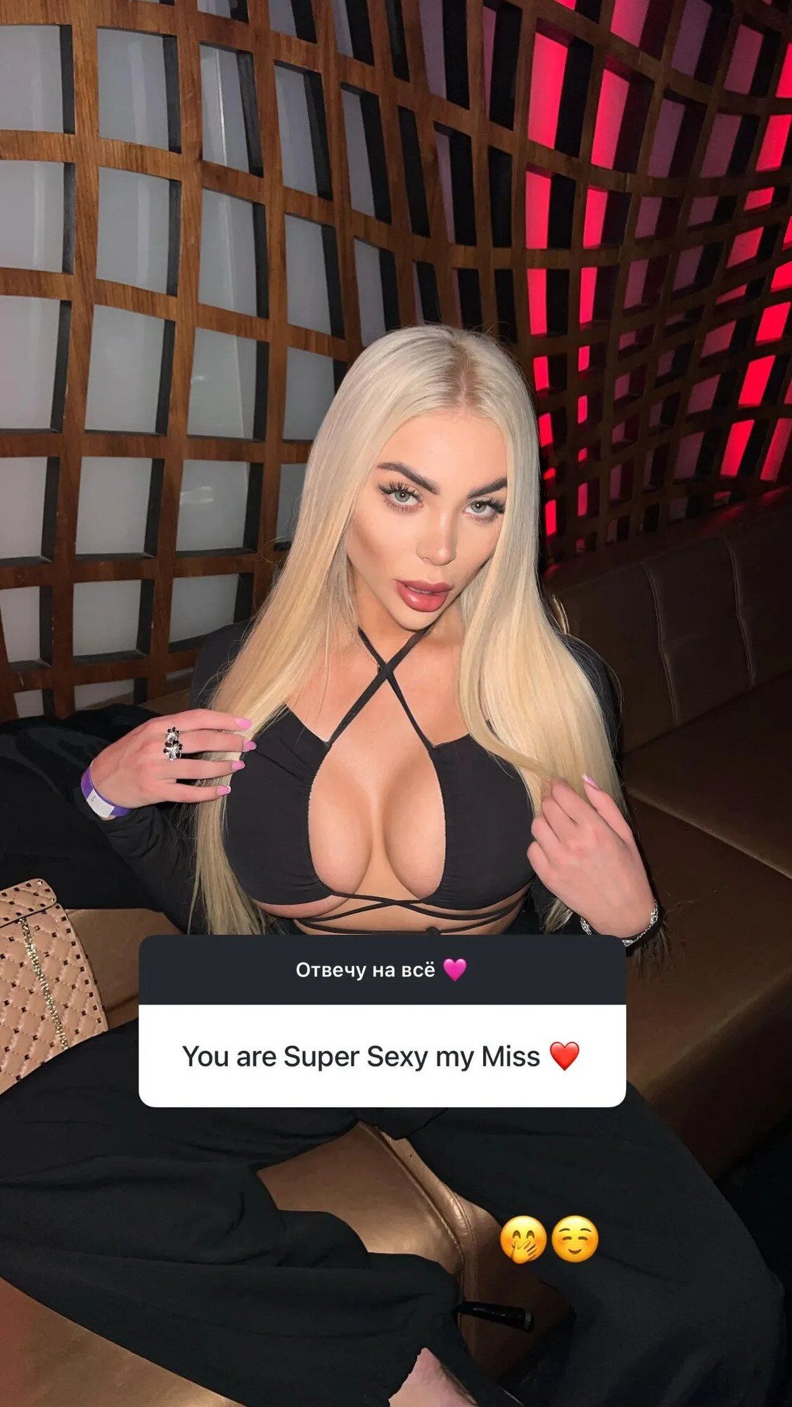 В трансляцию УПЛ случайно попало то, что сделал экс-футболист сборной Украины со своей подругой на трибунах. Видео стало вирусным в сети