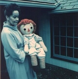 У куклы Аннабель появились новые владельцы после трагической смерти "опекуна": чем опасна "игрушка"