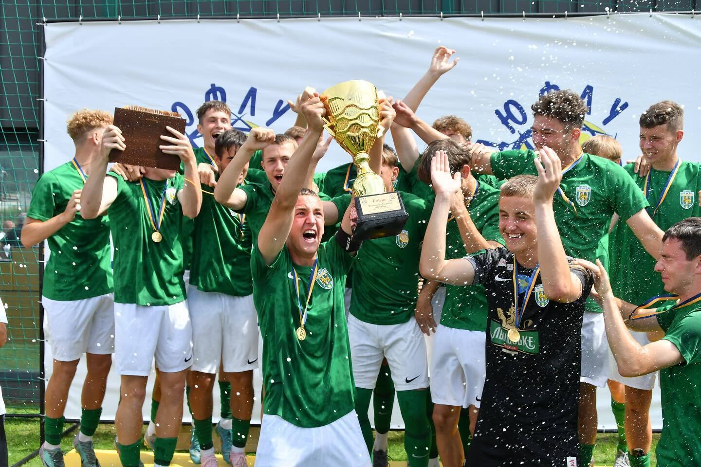 18-летний футболист впервые встал на ворота в УПЛ и отбил пенальти. Видео