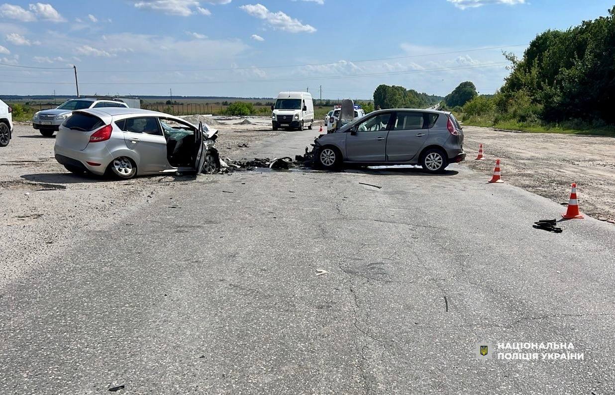 На Рівненщині у ДТП загинула 2-річна дитина: 5 осіб у лікарні. Фото з місця