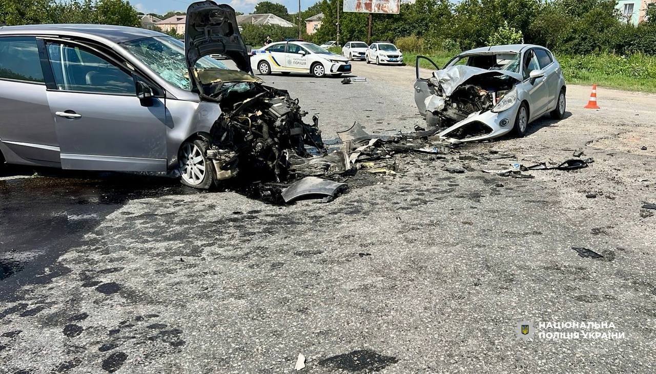На Рівненщині у ДТП загинула 2-річна дитина: 5 осіб у лікарні. Фото з місця