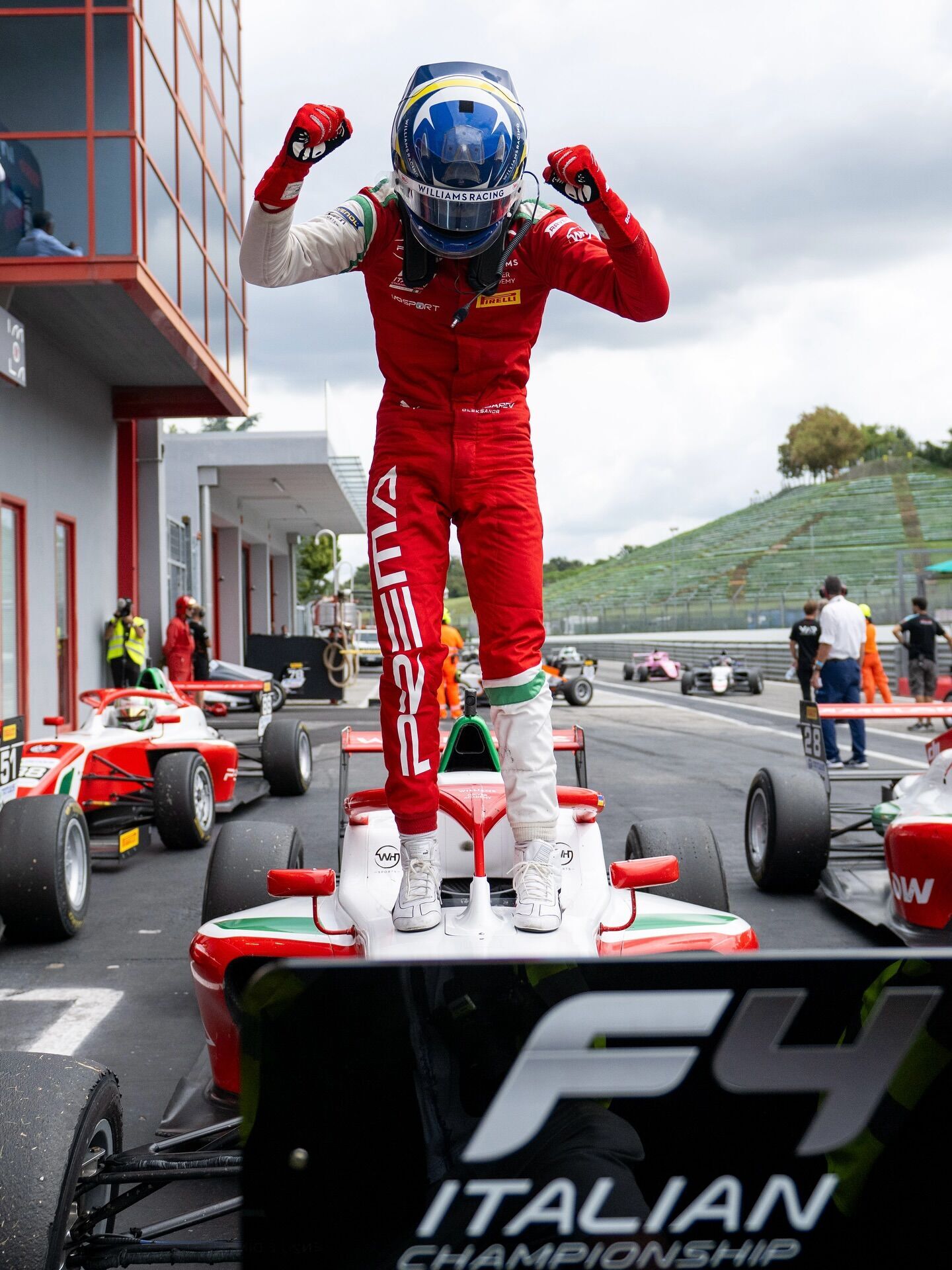 Украинский пилот сенсационно выиграл гонку Формулы-4, заставив звучать гимн Украины на легендарной Имоле. Видео