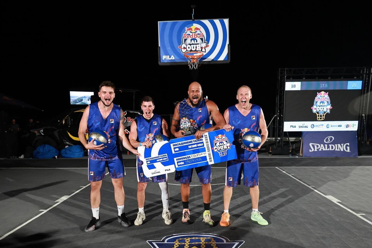 Red Bull Half Court. В Киеве в грандиозном финале определились лучшие стритбольные команды Украины. Фоторепортаж