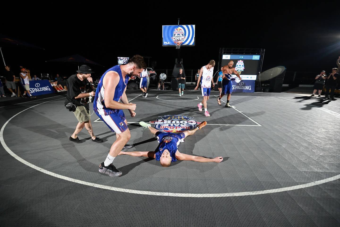 Red Bull Half Court. В Киеве в грандиозном финале определились лучшие стритбольные команды Украины. Фоторепортаж