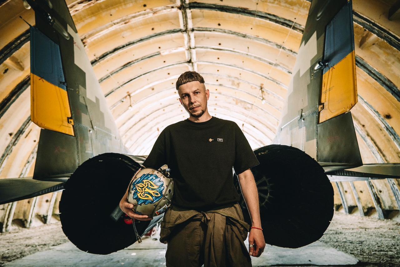 Украинский музыкант Tony Tonite презентовал ко Дню Воздушных сил вдохновляющее видео "Соколы"