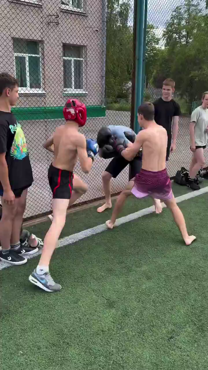 В Україні поєднали футбол і бокс, придумавши новий вид спорту. Відео збирає мільйони переглядів