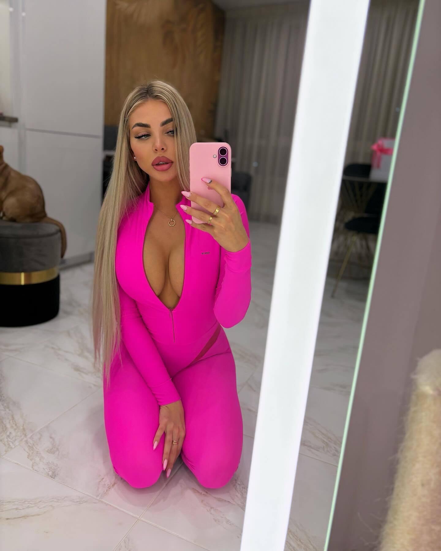 В трансляцию УПЛ случайно попало то, что сделал экс-футболист сборной Украины со своей подругой на трибунах. Видео стало вирусным в сети