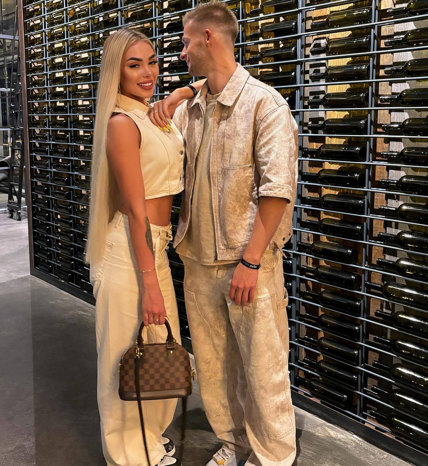 В трансляцию УПЛ случайно попало то, что сделал экс-футболист сборной Украины со своей подругой на трибунах. Видео стало вирусным в сети