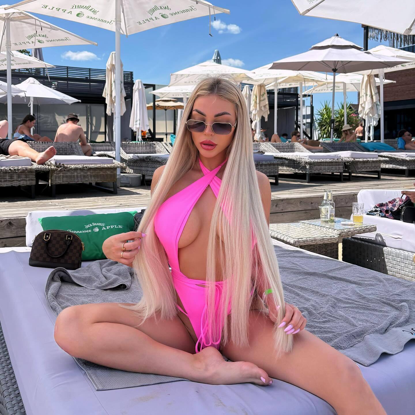 В трансляцию УПЛ случайно попало то, что сделал экс-футболист сборной Украины со своей подругой на трибунах. Видео стало вирусным в сети