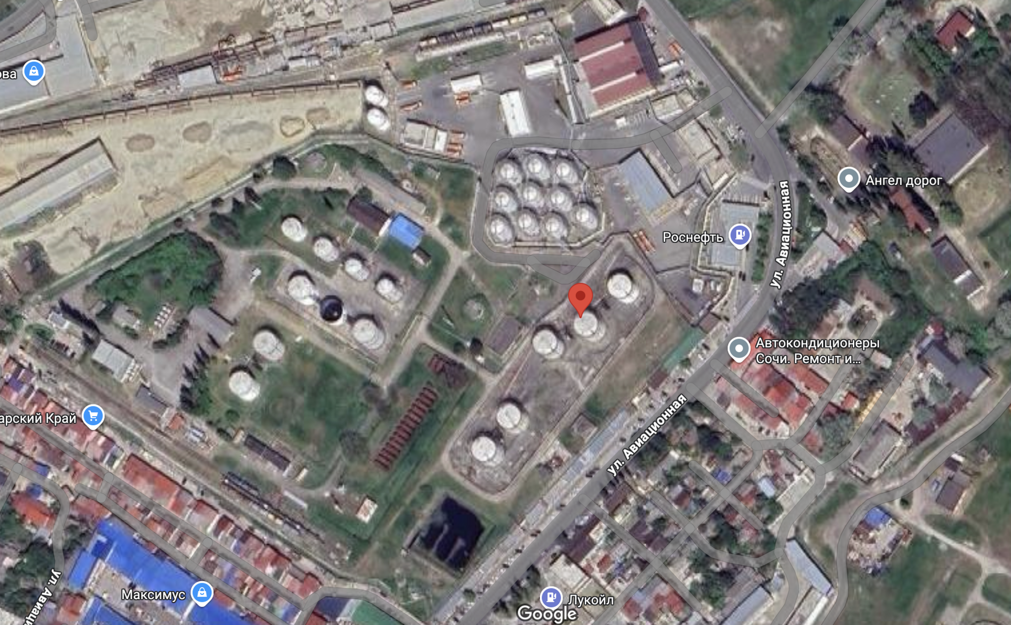 У Сочі пролунали вибухи: уражено нафтобазу біля аеропорту, спалахнула пожежа. Відео