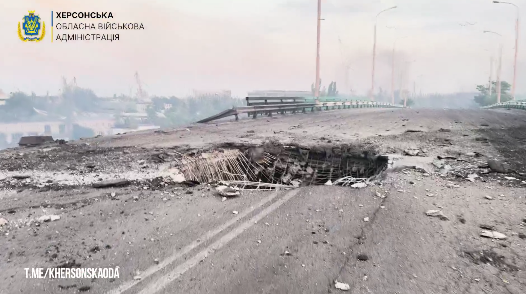 Россия снова атаковала мост в Херсоне: есть погибший. Фото и видео