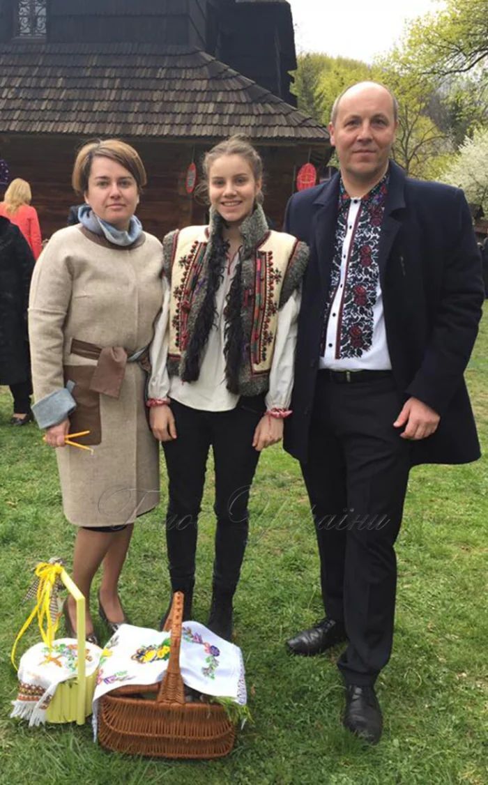 Берег дочь и жену от журналистов: что известно о семье погибшего Андрея Парубия