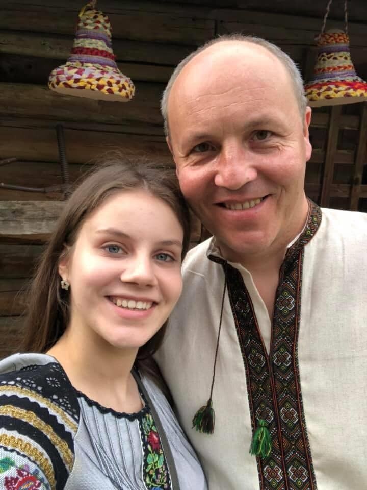 Берег дочь и жену от журналистов: что известно о семье погибшего Андрея Парубия