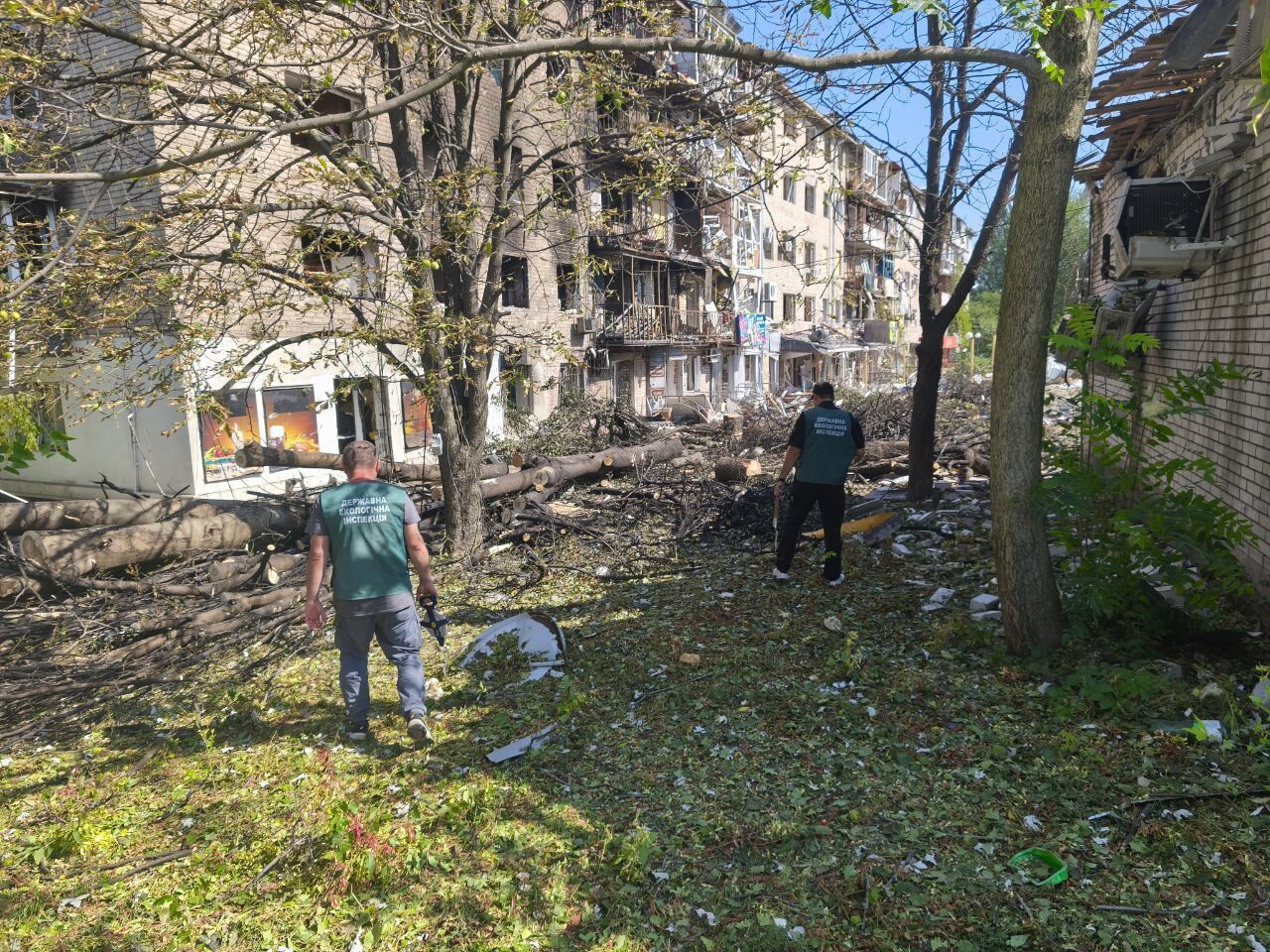 Атака РФ по Запорожью: вывезли более 100 тонн мусора, есть жертва и 34 пострадавших