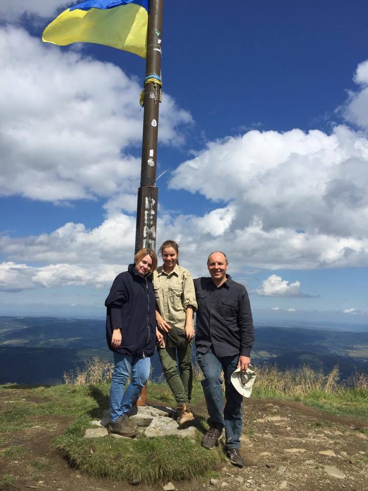 Берег дочь и жену от журналистов: что известно о семье погибшего Андрея Парубия