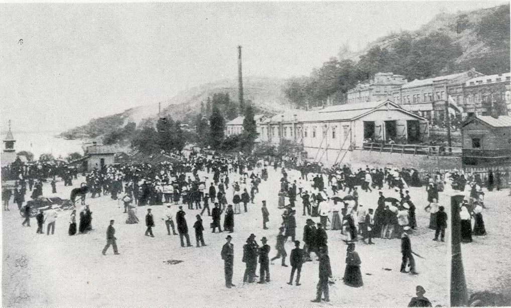 Впізнати важко: який вигляд мала Поштова площа в Києві понад 120 років тому. Унікальні фото