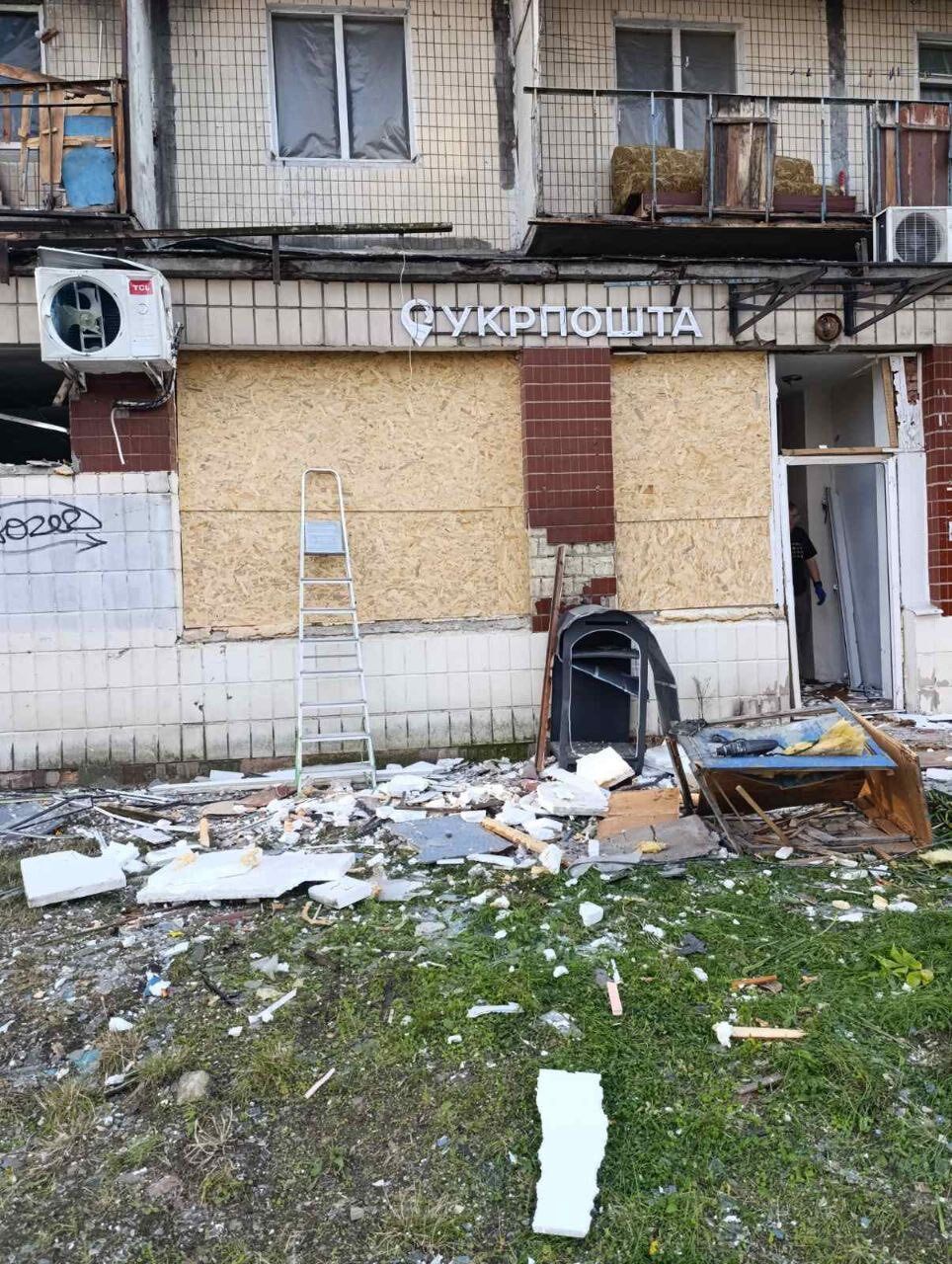 Російська ракета знищила відділення "Укрпошти" у Києві: чи вціліли посилки. Фото